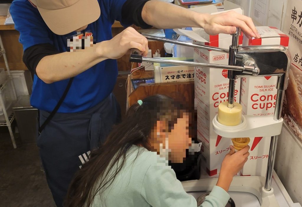 デザートは自分で作るソフトクリームに長女が挑戦！