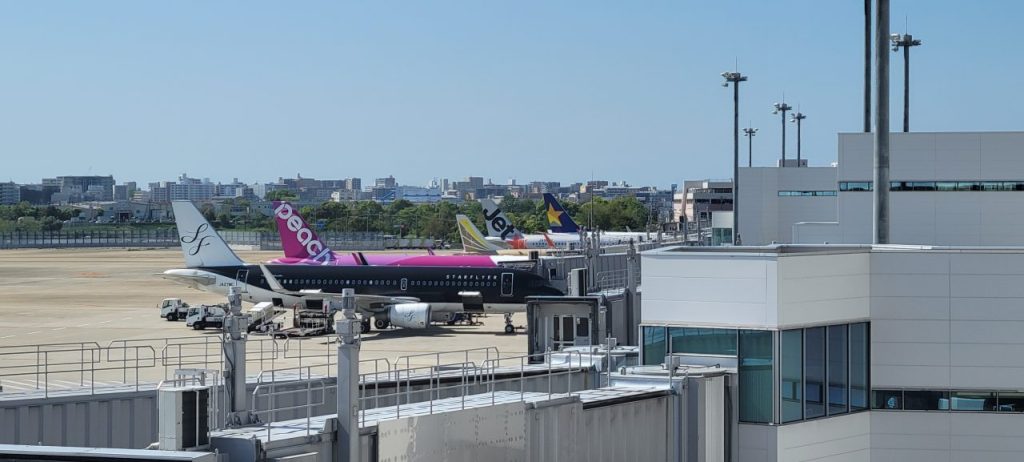 福岡空港には様々な会社の飛行機が一緒に見れるのが嬉しい(^^)vあれ？ANAとJALがない？