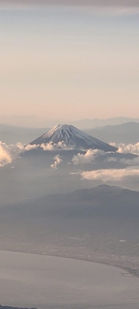 見てください！飛行機内で見る綺麗な富士山(^^)v仕事がうまくいったことを祝っているみたいです
