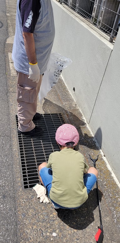 ゴミを見つけ一生懸命拾っている長男！街を綺麗にしてね。