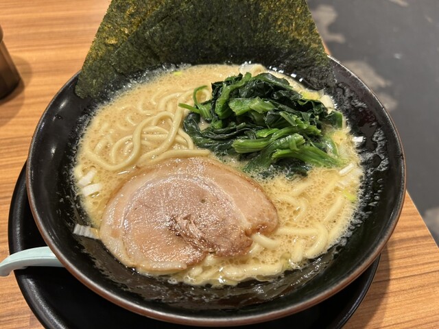 ラーメン並。ホウレン草が良く合うんですよね