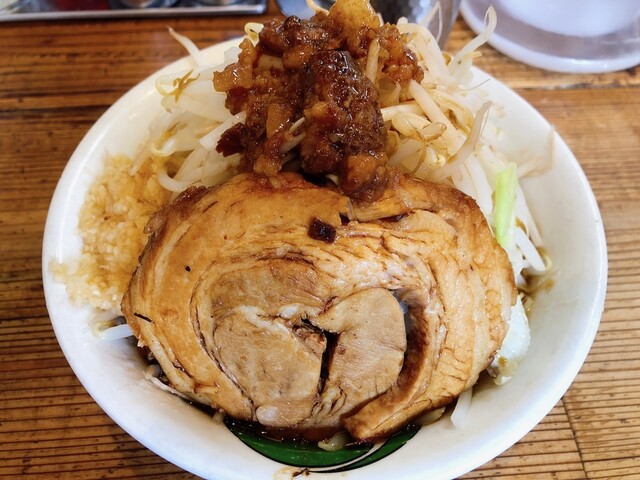 雷ラーメン+野菜マシ+にんにく。今回のチャーシューはバラを選択しました