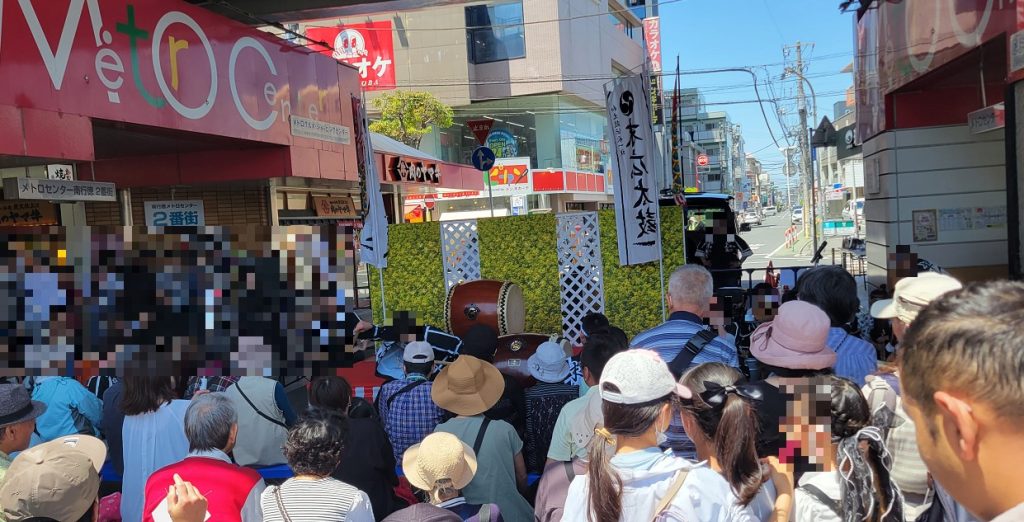 子供神輿の前のイベントステージＡでは、スタートとなる末広太鼓さんがスタートしました