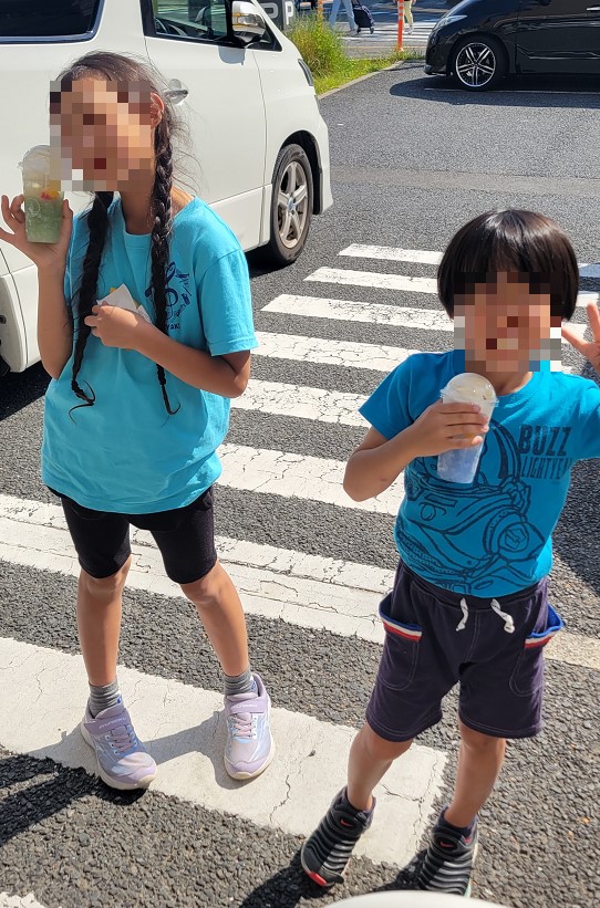 長女はハロハロバチバチメロンクリームソーダ！長男はハロハロラムネ！なかなかの量です。夕飯食べれるかな？