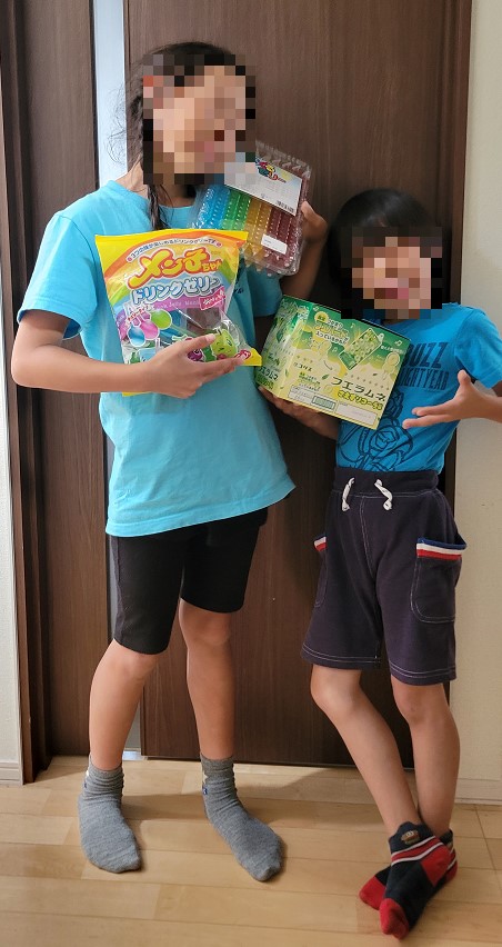 姉弟が欲しいお菓子を選んでもらいました。駄菓子問屋だからの箱買い！ご褒美になったかな？