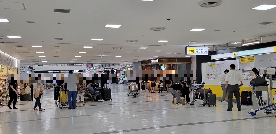 成田空港はやはり海外の方が多いですね。