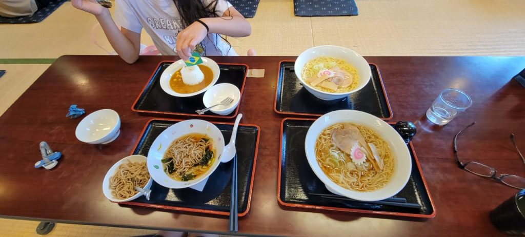 子供たちは、お子様カレーとお子様そばなのですが。これでは足りなそうなので醤油ラーメンと塩ラーメンを追加し残った分が私かな。