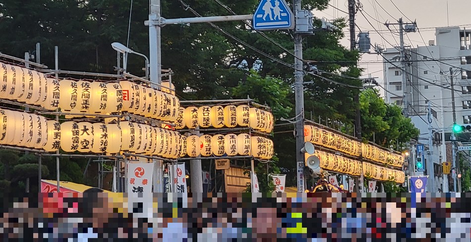 浦安三社祭の神社の一つ清流神社では人人人！バスが通るのもやっとの状態。