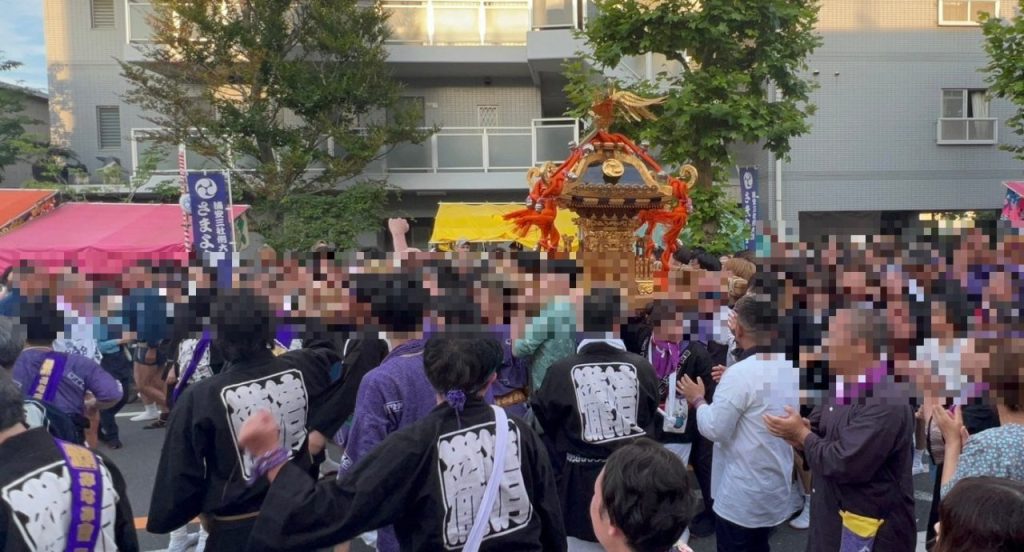 清流神社そばにはみなみ會さんの大神輿が盛り上がっています！今日は行徳相祭會の半纏を着てるので神輿を担ぐのは遠慮させて頂きます