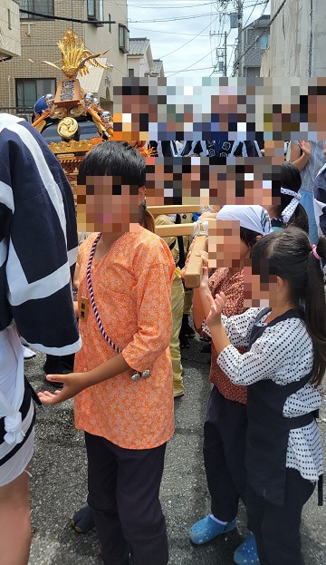 午前中は長男がいるので、大人神輿ではなく子供神輿を楽しませて頂きます！子供神輿にもたくさんの担ぎ手が！