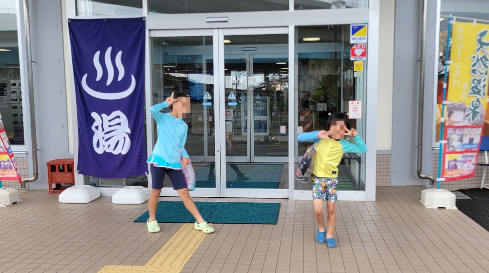 少し天気が悪いので、プールの受付は行列でした。平日なのに・・・