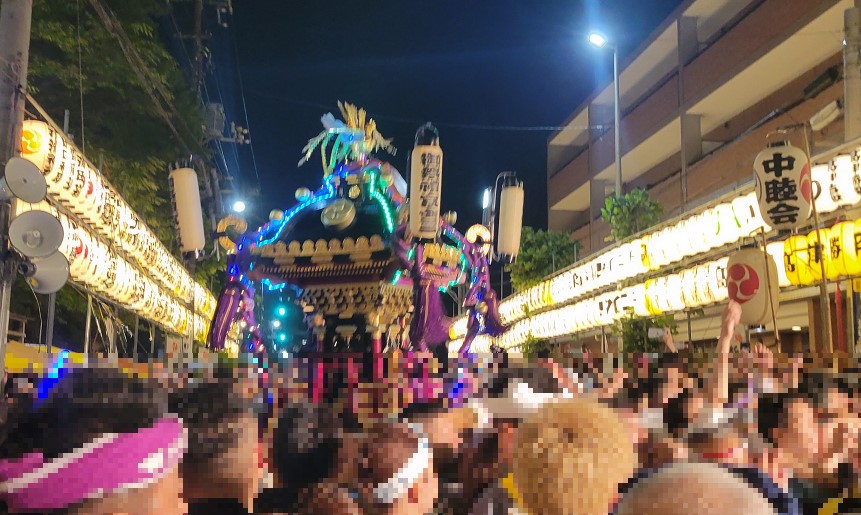 ライトアップされ、各神輿が清流神社から元気よく飛び出してきます