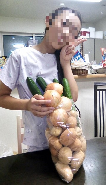 実は長女は野菜の詰め放題にも参加しました!(^^)!玉ねぎ袋から飛び出してる？