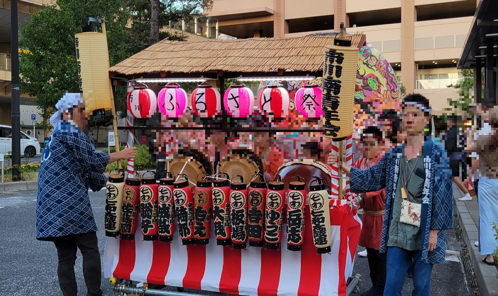 お囃子の船頭に神輿が発進します