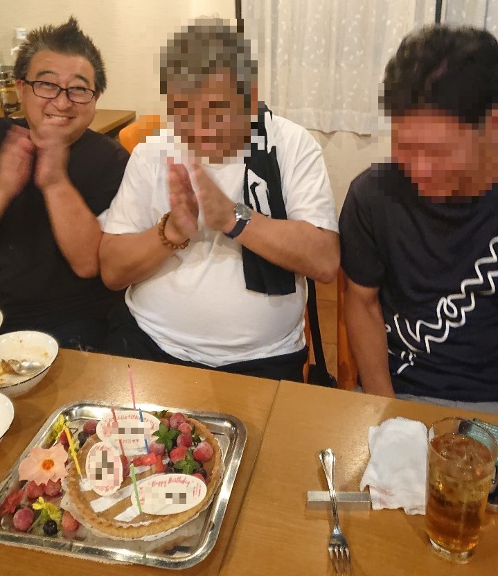 最後は誕生日ケーキ！今回は誕生日の人が多かった