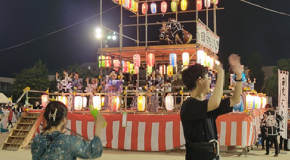 盆踊りには楽しそうに踊るみなさんが。私は踊れない無いので見学だけです