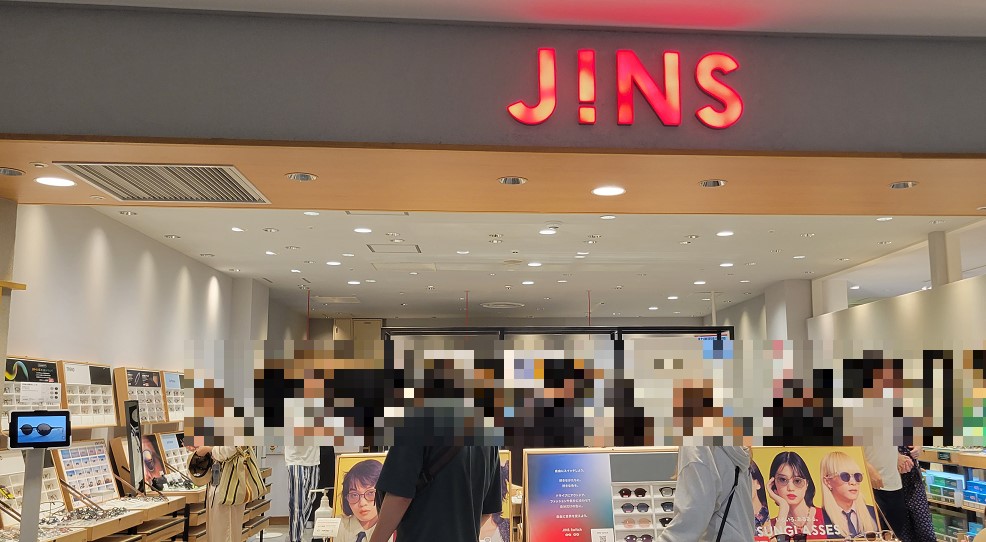 「JINS」でもカジュアルなデザインですが、少し大人っぽいイメージでした！