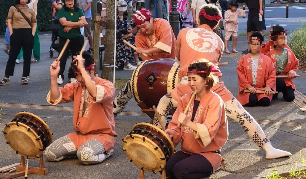 お囃子の景気の良い音で祭りを盛り上げます。