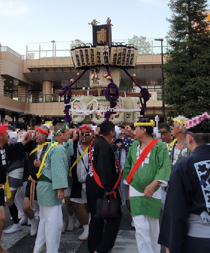 市川ふるさと祭りの神輿が発進します！担ぎ手たちも次々に肩を入れて行きます