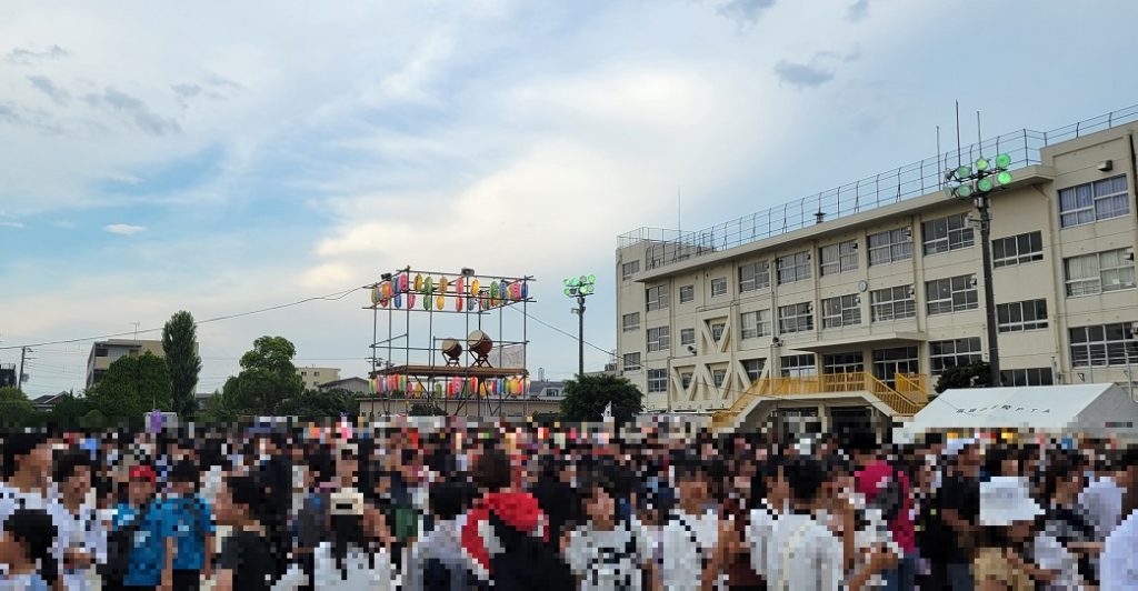 まだ盆踊りは始まっていませんが校庭には人人人・・・凄い事に